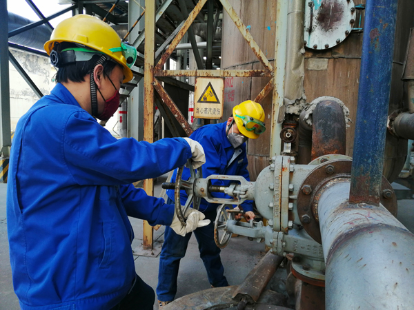 1582249801329758.jpeg 在崗人員忙碌于節(jié)水裝置投運(yùn)壓縮.jpg