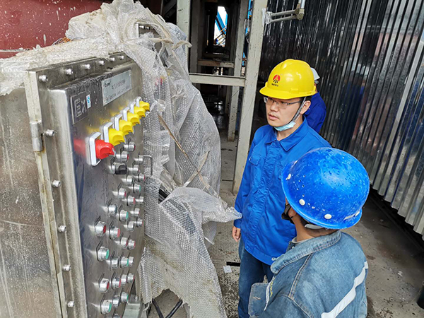 1590570475450614.jpeg 杜康在1號鍋爐現(xiàn)場與施工人員就儀表問題交談.jpg