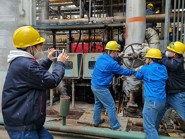 1606131857490124.jpeg 23日早上段敏霞在檢修現(xiàn)場拍照(孟力拍攝.jpg