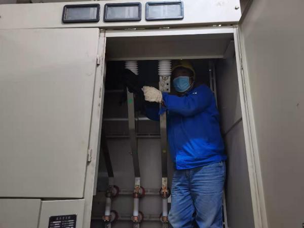 王琳正在2#發(fā)電機小室對開關柜檢修.jpg
