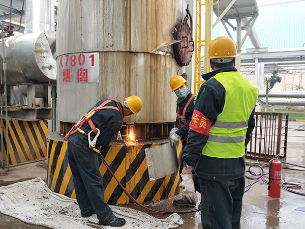 1606463574349512.jpeg X7801廢棄煙囪正在進(jìn)行拆除工作.jpg