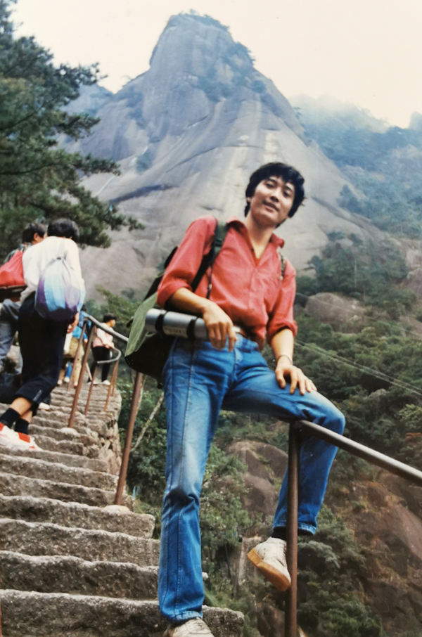 002 險(xiǎn)峭雄奇，氣勢(shì)博大，在黃山群峰中，最為雄偉壯麗。天都峰是鳥(niǎo)瞰黃山壯麗全景的理想之處，因此人們說(shuō)，不登天都峰，等于一場(chǎng)空。0.jpg