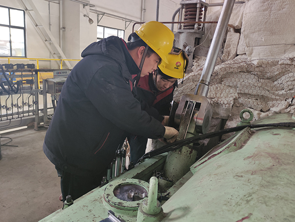 1610614661946454.jpeg 吳再科檢查發(fā)電機高壓油動機的反饋機構.jpg