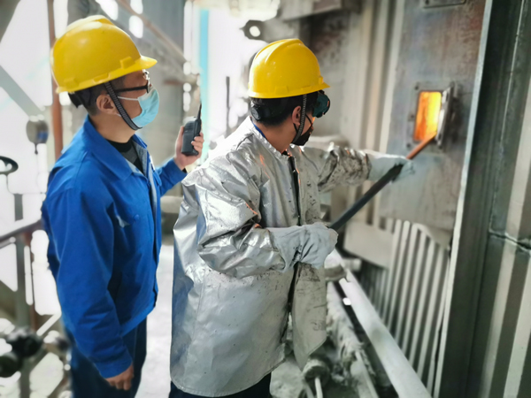 1613316254642183.jpeg 徐濤帶張根潮進(jìn)行爐膛清焦.jpg