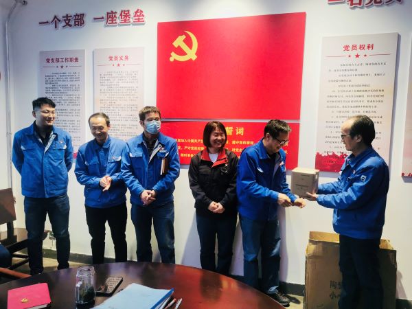 1637202228148221.jpeg 黨史知識競賽-為優(yōu)勝選手頒獎.jpg