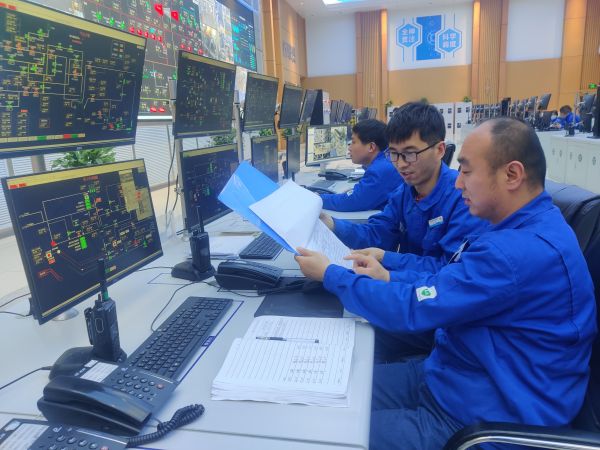 3.14日，彬州公司中控室，氣化操作人員認(rèn)真監(jiān)盤，對(duì)比數(shù)據(jù)，調(diào)整煤漿濃度.jpg