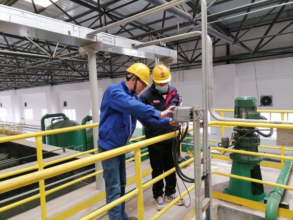 1679034611871123.jpeg 董寶山和高鵬云對照Ph計調(diào)整加藥量.jpg