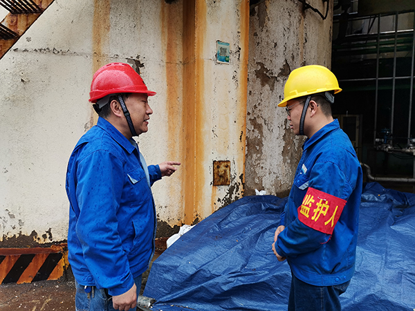 3月31日上午，在一期鍋爐舊脫硫塔底部清理現(xiàn)場，安全員焦路秦對監(jiān)護(hù)人岳維哲的提問。.jpg