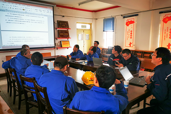 4月4日下午，物料車間召開三期循環(huán)水優(yōu)化節(jié)能項(xiàng)目首次推進(jìn)會(huì)。參會(huì)人員有生產(chǎn)部、計(jì)控電儀部負(fù)責(zé)人員及物料車間主任、副主任、技術(shù)員。拍攝人：物料車間杜玲(副圖）.jpg