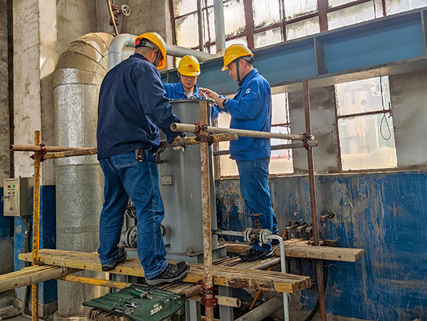 4月4日，合成車間安全技術(shù)員董子旭、設(shè)備技術(shù)組組長(zhǎng)谷成駿、設(shè)備技術(shù)員呂玉亮進(jìn)行發(fā)電機(jī)油濾芯自主維修工作。.jpg