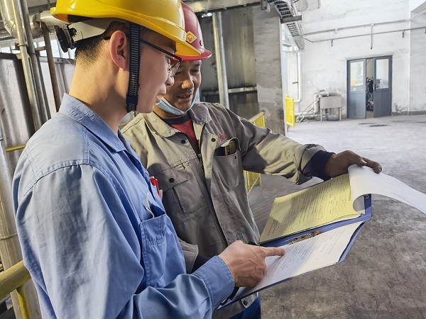 1681255452766553.jpeg 水汽車間宋亞強(qiáng)現(xiàn)場(chǎng)審核相關(guān)票證.jpg