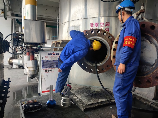 4月8日，氣化爐爐內(nèi)進人檢修畫面。.jpg