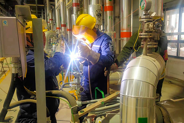 4月13日，檢修人員正在進行管件焊接工作.jpg