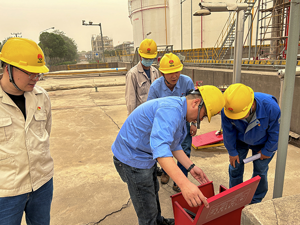 4月20日下午，生產(chǎn)部黨員殷常亮、王亮、王小平、莊林在二甲醚罐區(qū)檢查滅火器材.jpg