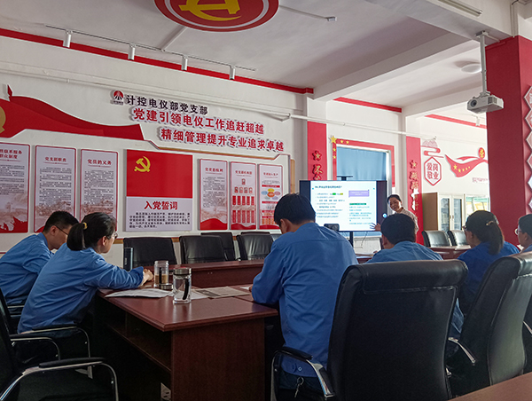 4月19日，計控電儀部主任工程師馬曉華為職工進(jìn)行授課講解 600.jpg