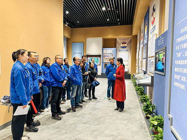 4月22日上午，物料車間黨支部組織黨員領(lǐng)導(dǎo)干部及行使公權(quán)力人員同家庭成員共赴渭南市博物館廉政廳，開展以“廉潔文化進家庭 筑牢倡廉家防線”為主題的警示教育活動-講解員介紹展廳.jpg