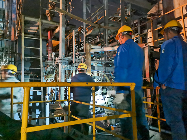 4月25日21：00，檢修人員正在對合成車間四號(hào)氣化爐進(jìn)行閥門更換作業(yè)  600.jpg