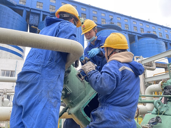 1682986530869809.jpeg 領(lǐng)工鄭世榮組織人員拆卸活塞缸.jpg