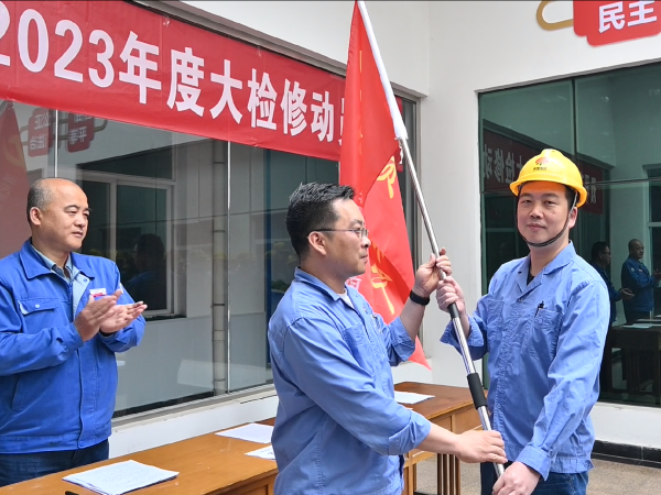 1683362902398414.png 現(xiàn)場授“黨員突擊隊”旗幟.png