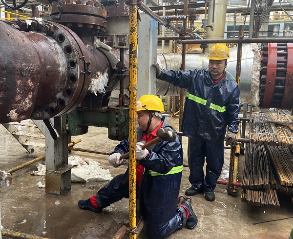 掄大錘 關閥門.jpg