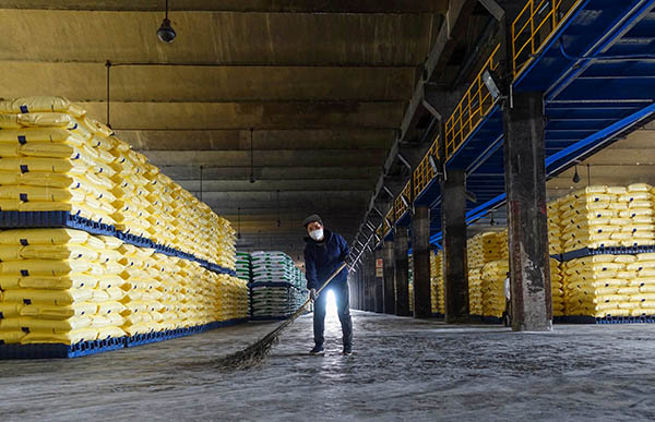 2023年4月運銷部鐵路科員工現場6S提升，擺放整齊劃一的尿素成品庫，現場地面衛(wèi)生時刻有清掃人員保持清潔   600.jpg