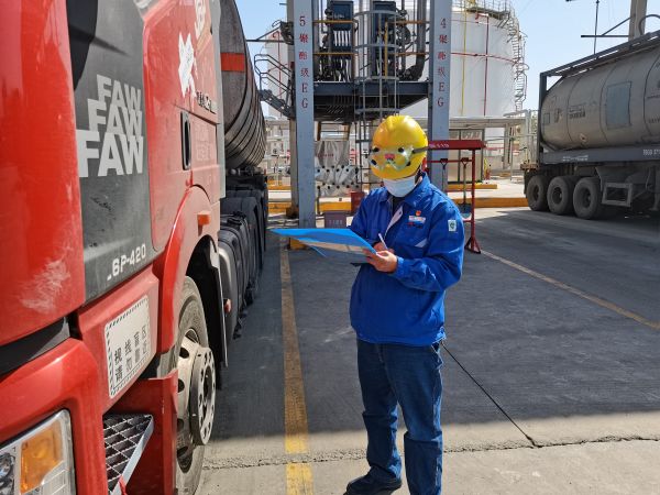 1683622071608574.jpeg 楊培在191罐區(qū)記錄裝車臺(tái)賬.jpg