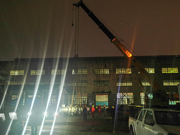 5月9日，檢修重要設(shè)備E7502到貨，夜間抓緊卸車  600.jpg