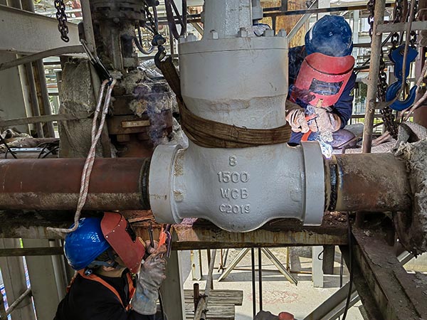 5月12日，動(dòng)力車間三期管廊上，進(jìn)行BW管線改造，檢修人員正在將新安裝的隔離閥與原管線焊接在一起.jpg
