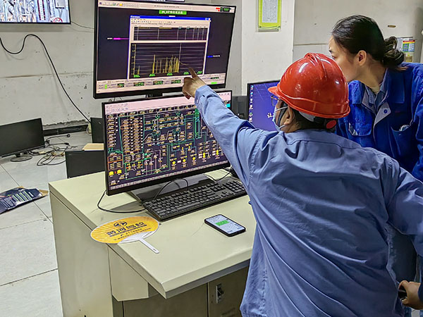 5月13日，動力車間三期鍋爐控制室，DCS改造工藝、儀表、電氣等部門聯(lián)合調試期間，車間副主任焦志波詢問DCS改造畫面.jpg