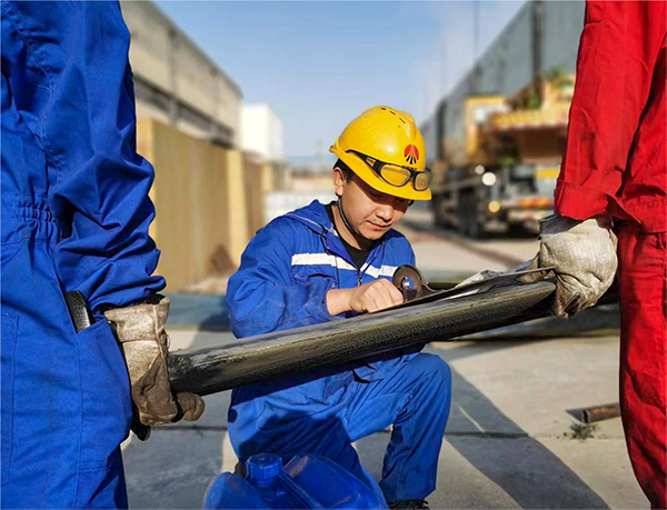 1684018310413211.png 檢修工李曉峰仔細(xì)調(diào)整葉片角度.png