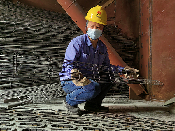 5月14日，動力車間三期脫硫塔，運行人員劉凱正在檢查脫硫布袋的袋籠.jpg