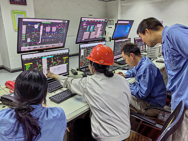 5月13日，動力車間三期控制室，DCS調(diào)試將一、二期氨水制備工程師站遷移至三期.jpg
