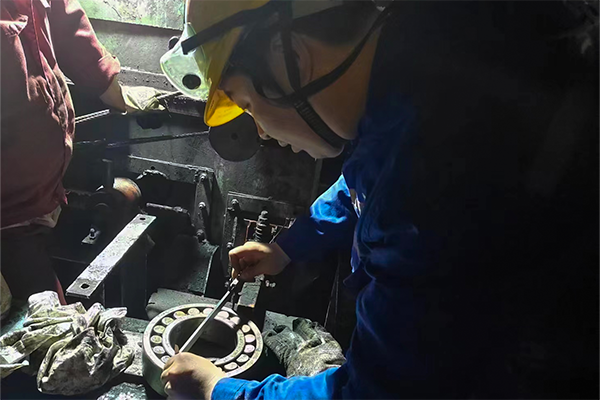 1684328266255223.png 檢修人員正在復查軸承尺寸.png