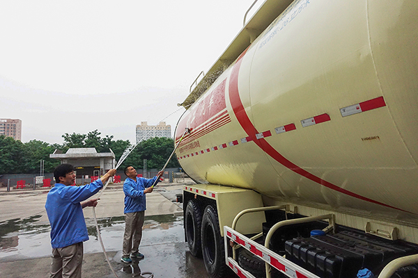 2023年5月運(yùn)銷(xiāo)市場(chǎng)部員工對(duì)車(chē)輛外觀(guān)衛(wèi)生進(jìn)行清掃保持干凈   600.jpg