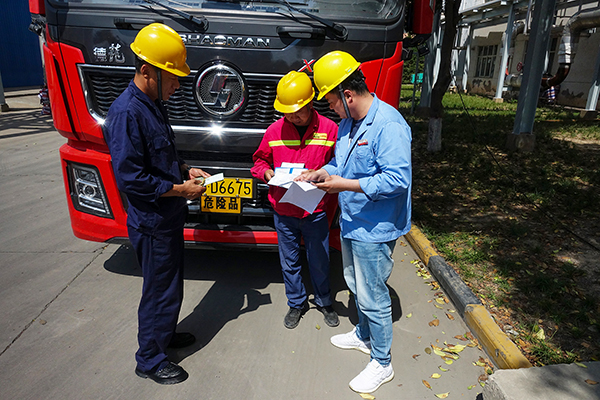 2023年5月化工科技公司對(duì)外來(lái)車(chē)輛信息進(jìn)行檢查   600.jpg