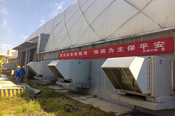 6月7日，運(yùn)銷分部，張海波、曹侃、李智民等人員，在氣膜棚排查隱患運(yùn)銷分部 伍思盈 攝.jpg