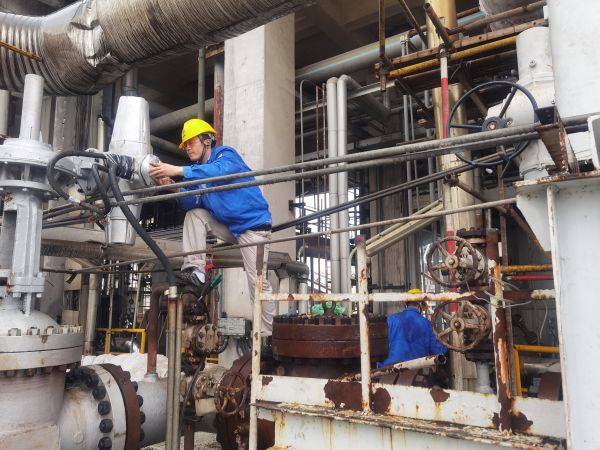 氣化爐上，柳曦、徐騰飛冒雨調(diào)試氣化爐電動閥.jpg