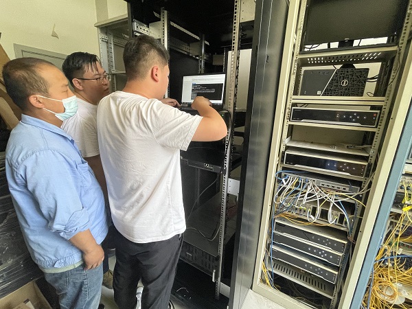 6.12日?？祻S家和公司員工在機(jī)房?jī)?nèi)調(diào)試系統(tǒng).jpg