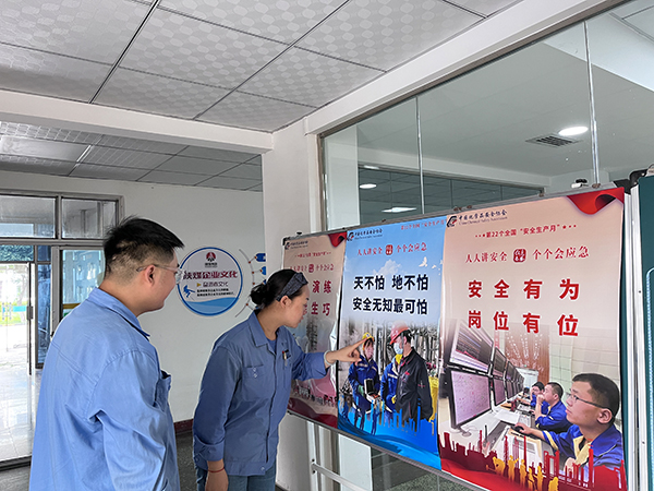 6月17日下午1700一期中控交接班室外，參觀宣傳海報、板報   600.jpg