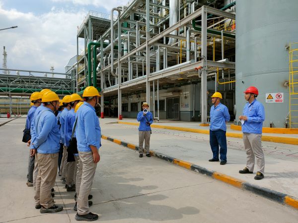 乙二醇車(chē)間主任楊磊對(duì)演練進(jìn)行總結(jié)，生產(chǎn)部韓濤對(duì)演練提出寶貴意見(jiàn).jpg