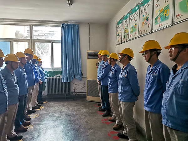 6月12日，動力車間一期交接班室，開會期間技術(shù)員向班組成員提問 (1).jpg