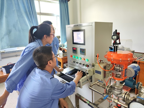 1688600305347583.jpeg 7月4日,儀表工通過(guò)軟件主控界面反復(fù)測(cè)試尋找4:1衰減波形圖數(shù)值最佳值.jpg