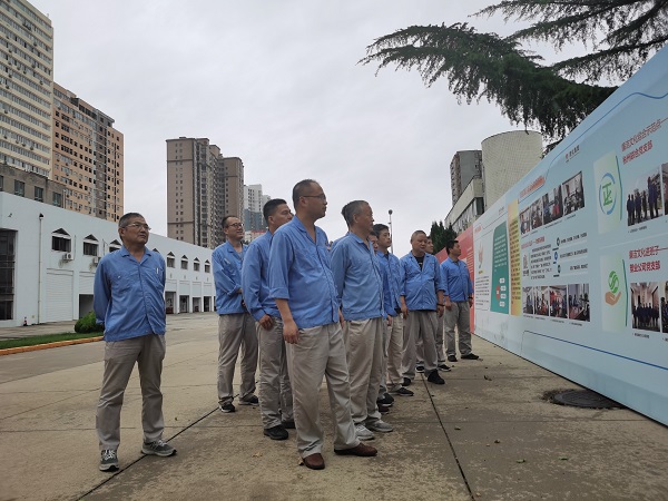 7月3日下午，尿素車間在公司辦公樓前黨員職工參觀公司主題展板2.jpg