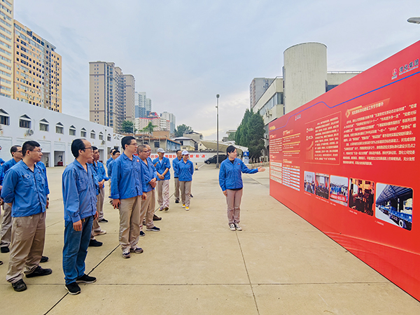 2023.7.6上午、物料車間黨支部、科技發(fā)展部黨支部黨員觀看觀“奮進(jìn)新征程·建功新時(shí)代”渭化集團(tuán)發(fā)展成果展--講解員介紹黨建引領(lǐng)成果展   600.jpg