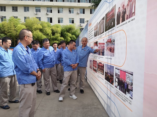 1688687136235762.jpeg 支部書(shū)記王琨帶領(lǐng)大家參觀“奮進(jìn)新征程·建功新時(shí)代”成果展 (4).jpg