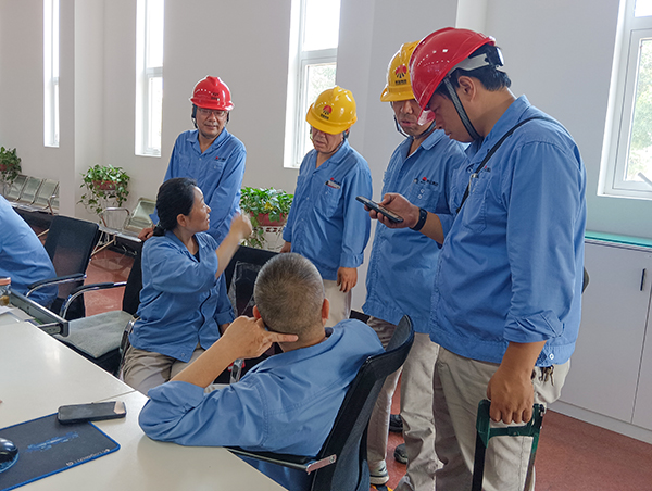 7月19 日，副部長劉勇、主任工程師馬曉華等人在一期控制室與工藝負(fù)責(zé)人就在線作業(yè)進(jìn)行安全風(fēng)險評估交流.jpg