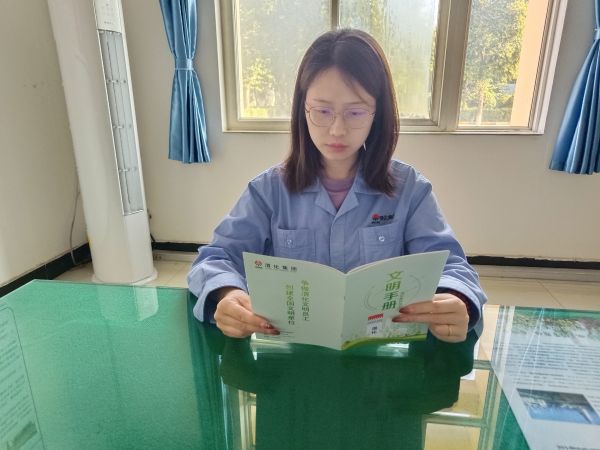 1690339047310948.jpeg 在學(xué)習(xí)員工文明手冊(cè).jpg