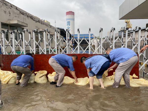 1690848259198937.jpeg 7月28日行政保衛(wèi)部在化肥門搬運(yùn)防汛沙袋.jpg