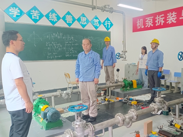 1691020139988866.jpeg 鉗工實(shí)操監(jiān)考老師宣讀考評(píng)細(xì)則1.jpg