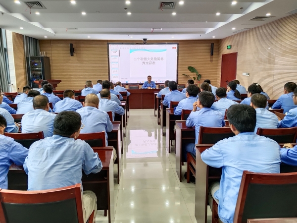 1691632815167924.jpeg 2023年8月1日車間主任帶領(lǐng)車間全體職工學(xué)習(xí)“二十種重大危險(xiǎn)隱患判定標(biāo)準(zhǔn)”內(nèi)容.jpg